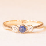 Trilogy antico in oro giallo 9K con zaffiro blu (0.12ct ca.) e zaffiri bianchi, anni ‘10