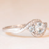 Anello vintage in oro bianco 9K con acquamarine (0.40ctw ca.) e diamanti (0.08ctw ca.), anni ‘80/‘90