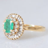 Anello ballerina vintage in oro giallo 14K con smeraldo (0.50ct ca.) e diamanti di taglio brillante e di taglio tapered (0.50ctw ca.), anni ‘70