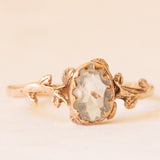 Anello vintage in oro giallo 8K con acquamarina (0.45ct ca.) e decorazioni floreali, anni ‘60/‘70