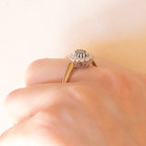 Anello a margherita vintage in oro giallo e bianco 9K con zaffiro (0.50ct ca.) e diamanti di taglio brillante (0.20ctw ca.), anni ‘70/‘80