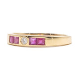 Anello vintage in oro giallo 18K con diamante (0.08ct ca.) e rubini di taglio carrè, anni '70
