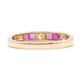 Anello vintage in oro giallo 18K con diamante (0.08ct ca.) e rubini di taglio carrè, anni '70