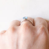 Anello vintage in oro bianco 18K con topazio azzurro di taglio a cuore (1.30ct ca.), anni ‘90