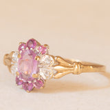 Anello a fiore vintage in oro giallo e bianco 9K con zaffiri rosa sintetici (0.80ctw ca.) e diamanti, anno 1981