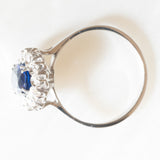 Anello a margherita vintage in oro bianco 14K con zaffiro (1.40ct ca.) e diamanti (0.30ctw ca.), anni ‘60/‘70