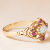 Anello vintage in stile antico in oro giallo 9K con opale (0.20ct ca.) e rubini sintetici (0.30ctw ca.), anni ‘80