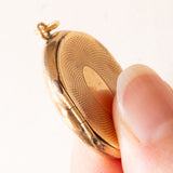 Ciondolo portafoto antico in oro giallo 18K con smalti neri e perlina bianca, primi del ‘900