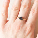 Anello a fiore vintage in oro giallo 9K con zaffiri (0.45ctw ca.), anno ‘1982