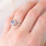 Anello margherita vintage in platino con zaffiro (0.75ct) e diamanti (0.31ctw), anni ‘80