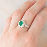 Anello a margherita in platino con smeraldo cabochon (1.35ct) e diamanti (1.13ctw), anni ‘70/‘80