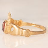 Anello Claddagh in oro giallo 9K e granato di taglio a cuore (0.45ct ca.), anno 1990
