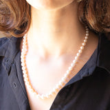 Collana vintage con filo di perle bianche e chiusura in oro giallo 9K, anni ‘60/’70