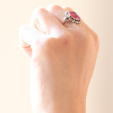 Anello a margherita vintage in stile antico in oro giallo 14K e argento con rubino sintetico (4.60ct ca.) e diamanti di taglio rosetta, anni ‘50/‘60