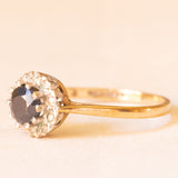 Anello a margherita vintage in oro giallo 9K con zaffiro (0.70ct ca.) e diamanti (0.05ctw ca.), anni '70