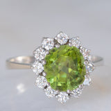 Anello a margherita vintage in oro bianco 14K con peridoto verde (2.60ct ca.) e diamanti di taglio brillante (0.36ctw ca.), anni ‘70/‘80