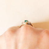 Anello bypass vintage in oro giallo e bianco 9K con pasta di vetro verde e diamanti (0.03ctw ca.), anni ‘80