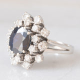 Anello a margherita vintage in oro bianco 14K con zaffiro (2.60ct ca.) e diamanti di taglio brillante (1.50ctw ca.), anni ‘60