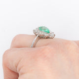 Anello a margherita vintage in platino con smeraldo di taglio a goccia (1.05ct) e diamanti di taglio brillante (1ctw), anni ‘80