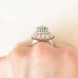 Anello vintage a fiore in oro bianco 18K con smeraldi (0.40ctw ca.) e diamanti di taglio brillante (1.20ctw ca.), anni ‘60/‘70