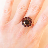 Anello a margherita vintage in oro giallo 9K con granati (2.50ctw ca.), anno 1972-1973
