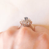 Anello a margherita vintage in oro bianco 14K con zaffiro (0.40ct ca.) e diamanti di taglio brillante (0.15ctw ca.), anni ‘70/‘80
