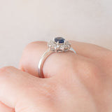 Anello a margherita vintage in platino con zaffiro (0.53ct) e diamanti (0.32ctw), anni ‘90