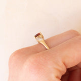 Anello vintage in oro giallo 9K con granato (0.40ct ca.) e diamanti (0.03ctw ca.), anni ‘70/‘80