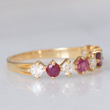 Mezzo eternity vintage in oro giallo 18K con rubini (0.40ctw ca.) e diamanti di taglio brillante (0.50ctw ca.), anni ‘80