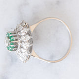 Anello vintage a fiore in oro bianco 18K con smeraldi (0.40ctw ca.) e diamanti di taglio brillante (1.20ctw ca.), anni ‘60/‘70