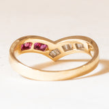 Anello vintage a “V” in oro giallo 18K con rubini (0.24ctw ca.) e con diamanti (0.30ctw ca.), anni ‘70/‘80