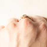 Anello vintage in oro giallo 8K con acquamarina (0.45ct ca.) e decorazioni floreali, anni ‘60/‘70