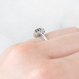 Anello a margherita vintage in platino con zaffiro (0.45ct ca.) e diamanti (0.14ctw ca.), anno 2006