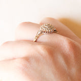 Anello a fiore vintage in oro giallo e bianco 9K con diamanti (0.25ctw ca.), anni ‘60/‘70
