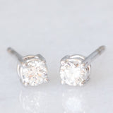 Orecchini punto luce in oro bianco 18K con diamanti di taglio brillante (0.28ctw ca.)