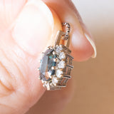 Collana vintage con catenina in oro bianco 14K con ciondolo in oro bianco 14K con zaffiro (1.50ct ca.) e diamanti di taglio brillante (0.30ctw ca.), anni ‘70