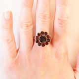 Anello a margherita vintage in oro giallo 9K con granati (2.50ctw ca.), anno 1972-1973