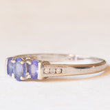 Trilogy vintage in oro bianco 9K con tanzaniti (0.50ct ca.) e diamanti (0.03ctw ca.), anni ‘80/‘90