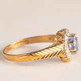 Anello a margherita vintage in oro giallo e bianco 9K con zaffiro (0.50ct ca.) e diamanti (0.08ctw ca.), anno 1991