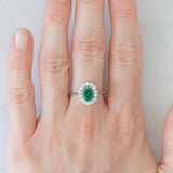 Anello a margherita vintage in oro bianco 14K con smeraldo (0.40ct ca.) e diamanti di taglio brillante (0.20ctw ca.), anni ‘80