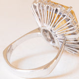 Anello a margherita vintage in oro bianco 18K con quarzo citrino (9.50ct ca.) e diamanti di taglio brillante (1.60ctw ca.), anni ‘60