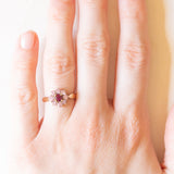 Anello a margherita vintage in oro giallo 9K con tormalina rosa (0.15ct ca.) e zaffiri rosa sintetici (0.40ctw ca.), anno 2004