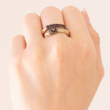 Anello a serpente antico in oro giallo 14K con granati e perlina bianca, primi del ‘900