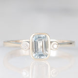 Trilogy vintage in oro bianco 9K con acquamarina (0.40ct ca.) e diamanti di taglio brillante (0.02ctw ca.), anni ‘70