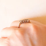 Anello vintage in oro giallo 9K con zaffiri (0.22ctw ca.) e diamanti (0.16ctw ca.), anno 1989