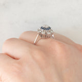 Anello a fiore vintage in oro bianco 14K con zaffiri (0.32ctw ca.) e diamanti di taglio brillante (0.84ctw ca.), anni ‘70