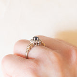 Anello a margherita vintage in oro giallo e bianco 9K con zaffiro (0.35ct ca.) e diamanti (0.12ctw ca.)