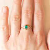 Anello bypass vintage in oro giallo e bianco 9K con pasta di vetro verde e diamanti (0.03ctw ca.), anni ‘80