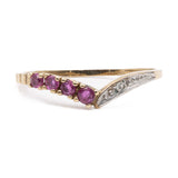 Tre anelli vintage a V in oro 8k con smeraldi, rubini, zaffiri e diamanti