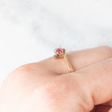 Anello Toi et Moi in oro giallo 14K con rubino sintetico (0.17ct ca.) e diamante di taglio vecchia Europa (0.15ct ca.), anni ‘10/‘20